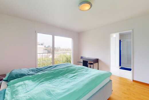 chambre avec lumière naturelle, cloison sèche, et sol en finition bois