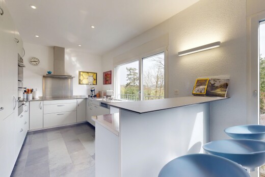 küche mit natürliches licht, küchentheke, weiße schränke, dunstabzugshaube, und einbauleuchten