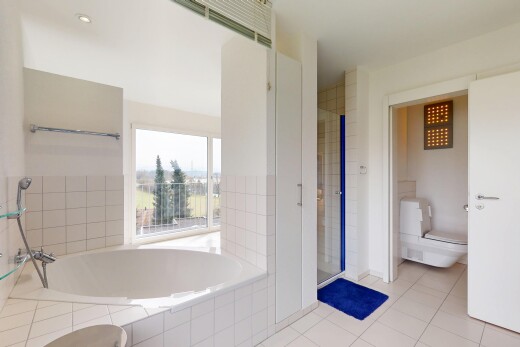 salle de bains avec salle de bain complète, sol en carrelage, lumière naturelle, toilette, et bain