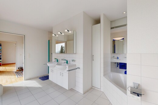 salle de bains avec miroir, mur en carrelage, salle de bain complète, et cloison sèche