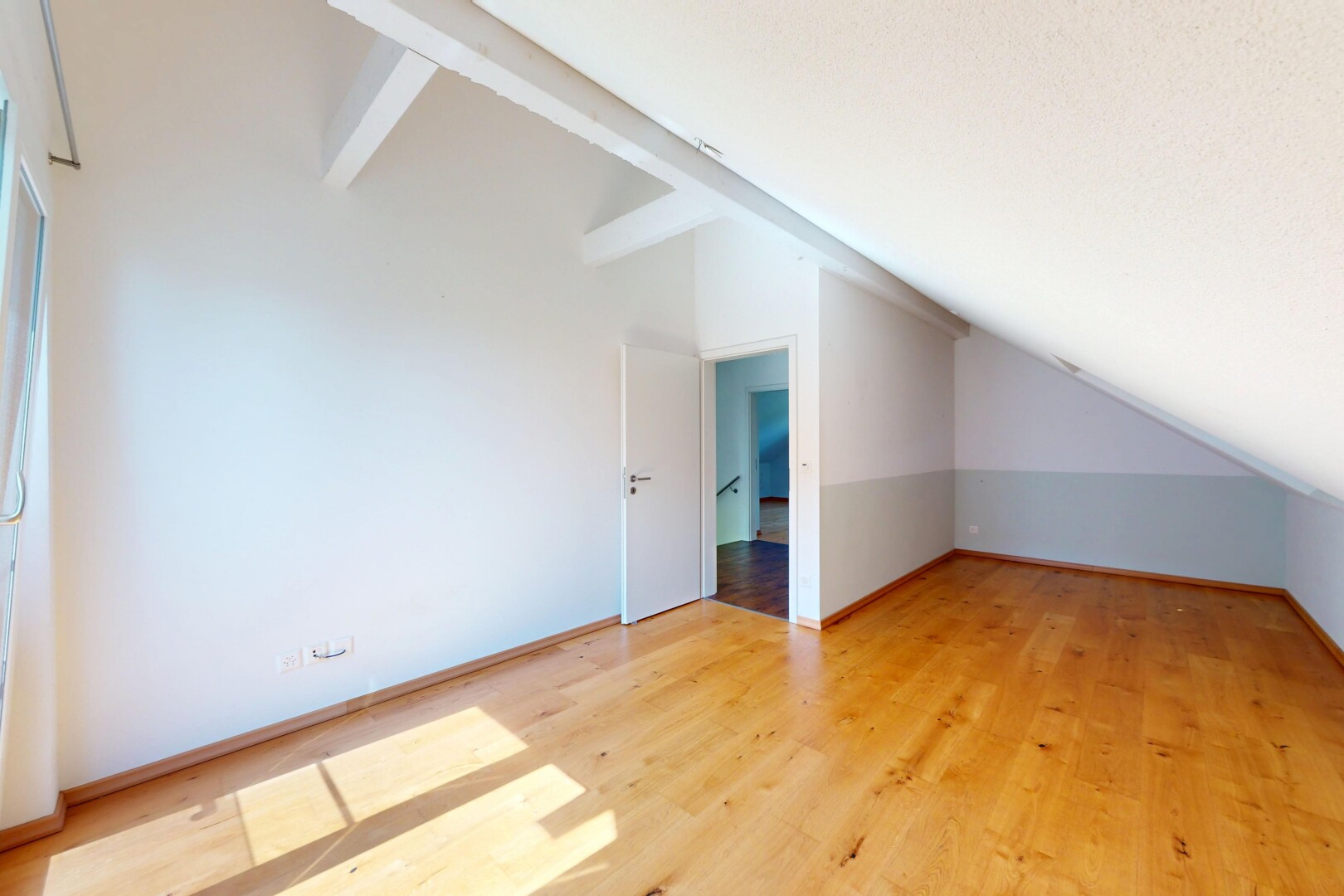 leerer raum mit dachschräge, vaulted ceiling, gipskartonwand, drywall, und inside property