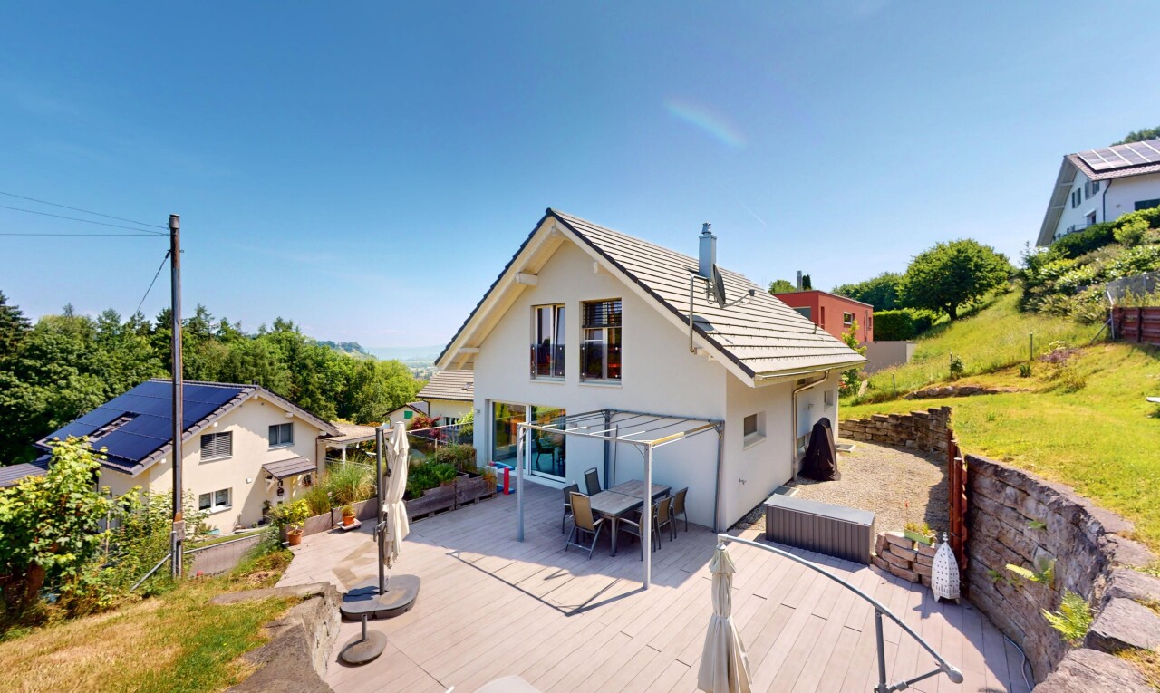 außenansicht mit day time, pergola, essbereich im freien, property visible, und deck