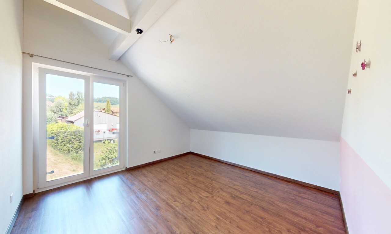 leerer raum mit dachschräge, vaulted ceiling, natürliches licht, natural light, und inside property