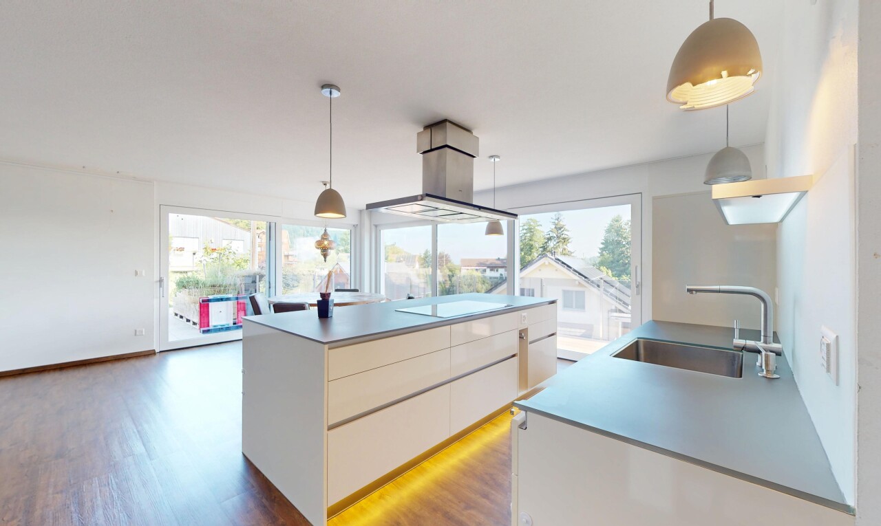 küche mit waschbecken, natürliches licht, natural light, holzfußboden, und wood finish floor