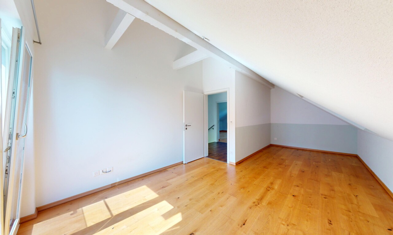 leerer raum mit dachschräge, vaulted ceiling, gipskartonwand, drywall, und inside property