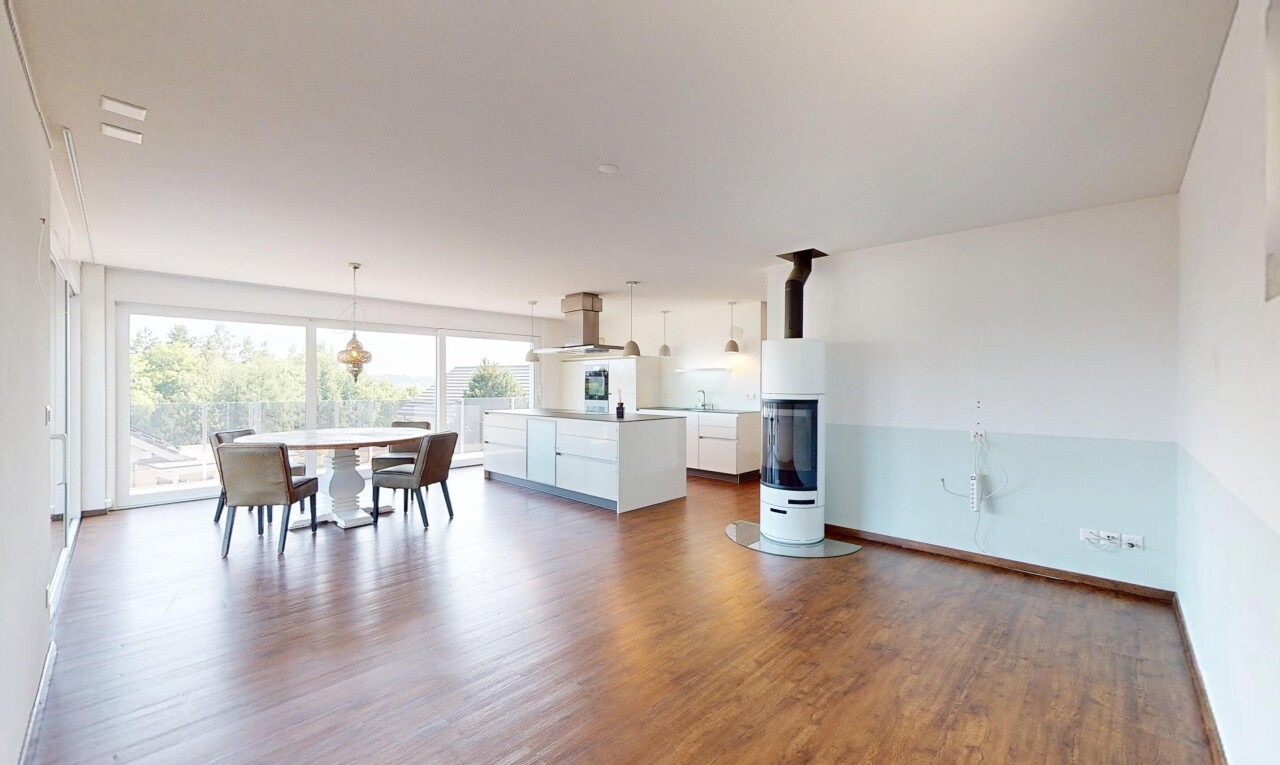 esszimmer mit natürliches licht, natural light, holzfußboden, wood finish floor, und gipskartonwand