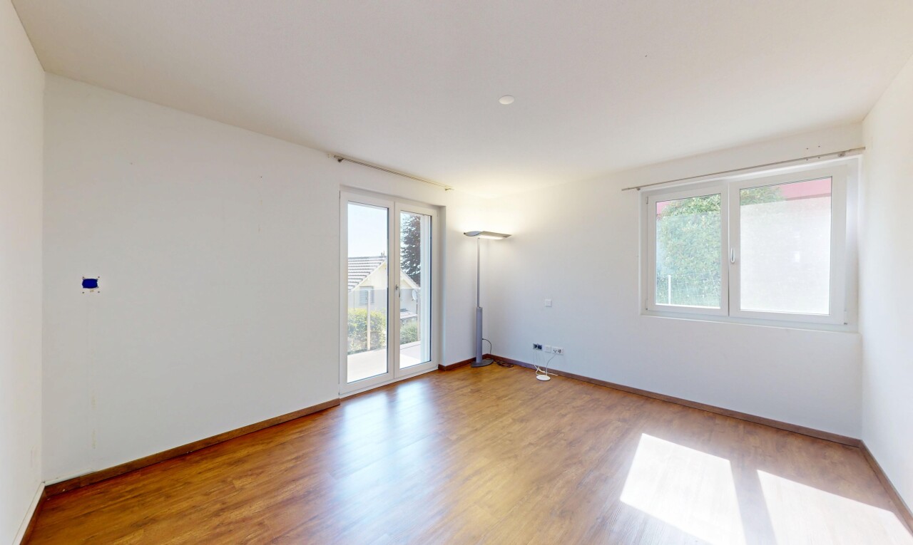 leerer raum mit natürliches licht, natural light, inside property, holzfußboden, und wood finish floor