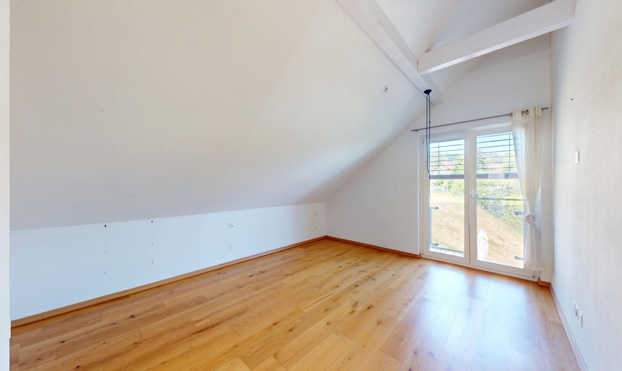 leerer raum mit dachschräge, vaulted ceiling, gipskartonwand, drywall, und balkendecke