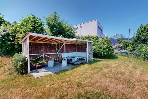 außenansicht mit rasen, day time, ständerbau, und power lines view