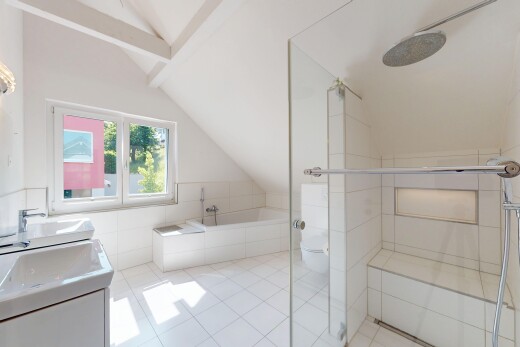 bad mit dachschräge, vaulted ceiling, natürliches licht, natural light, und komplettes badezimmer