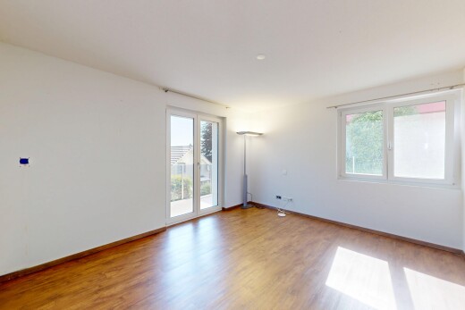 leerer raum mit natürliches licht, natural light, inside property, holzfußboden, und wood finish floor
