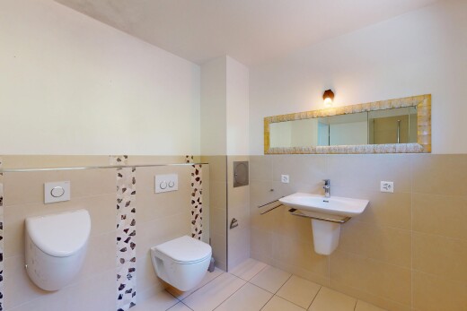 bad mit fliesenwand, tile wall, toilette, fliesenboden, und tile floor
