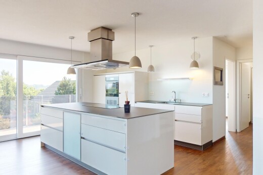 cuisine avec îlot de cuisine, lumière naturelle, natural light, sol en finition bois, et wood finish floor