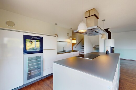 küche mit weinkühler, herd, weiße schränke, waschbecken, und gipskartonwand