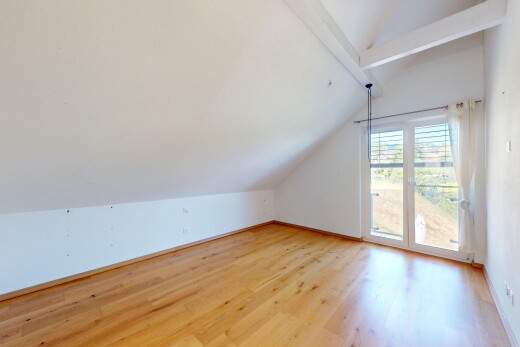 leerer raum mit dachschräge, vaulted ceiling, gipskartonwand, drywall, und balkendecke