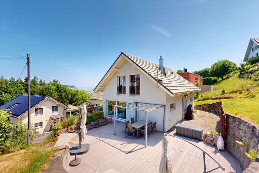außenansicht mit day time, pergola, essbereich im freien, property visible, und deck