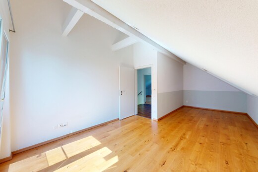 leerer raum mit dachschräge, vaulted ceiling, gipskartonwand, drywall, und inside property
