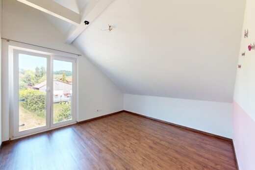 leerer raum mit dachschräge, vaulted ceiling, natürliches licht, natural light, und inside property