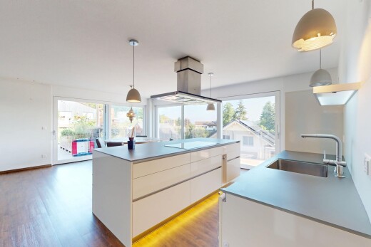 cuisine avec évier, lumière naturelle, natural light, sol en finition bois, et wood finish floor