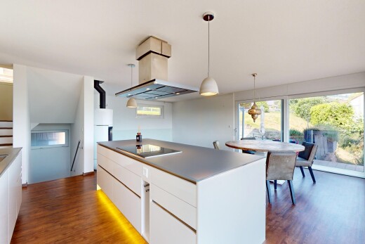 küche mit herd, dunstabzugshaube, kühlschrank, natürliches licht, und natural light