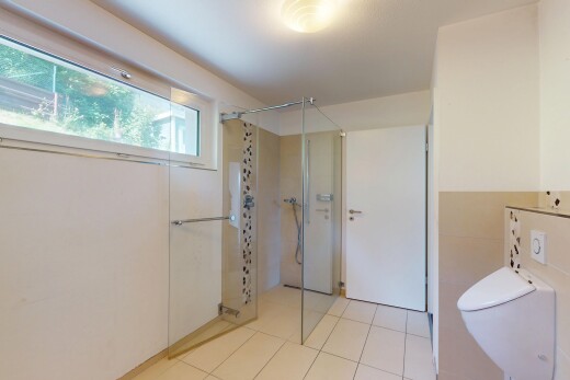 bad mit dusche, inside property, natural light, natürliches licht, und komplettes badezimmer