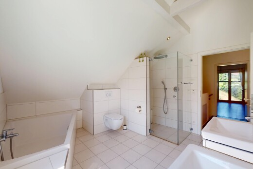 bad mit dachschräge, vaulted ceiling, bad, fliesenwand, und tile wall