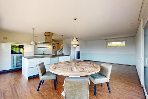 esszimmer mit natural light, natürliches licht, drywall, gipskartonwand, und wood finish floor