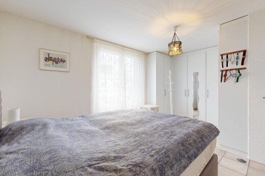 chambre avec inside property, tile floor, sol en carrelage, natural light, et lumière naturelle
