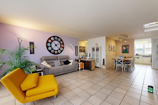 wohn- / esszimmer mit inside property, drywall, gipskartonwand, tile floor, und fliesenboden