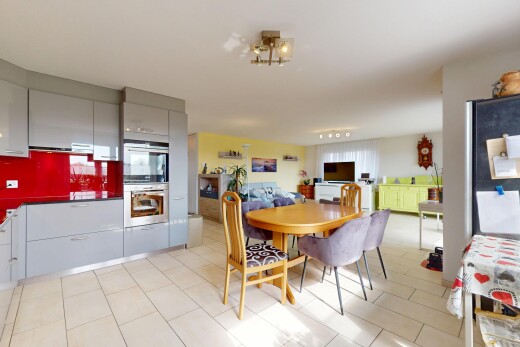 esszimmer mit fernseher und gipskartonwand