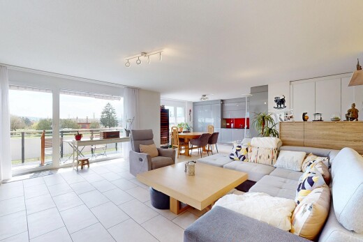 wohnzimmer mit natürliches licht und fliesenboden