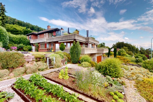 außenansicht mit property visible, day time, garten, und schornstein