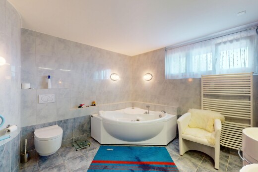 bad mit tile wall, fliesenwand, handtuchwärmer, bad, und kühler