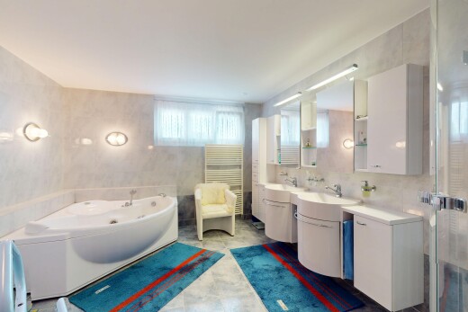 bad mit komplettes badezimmer, spiegel, handtuchwärmer, fliesenwand, und tile wall