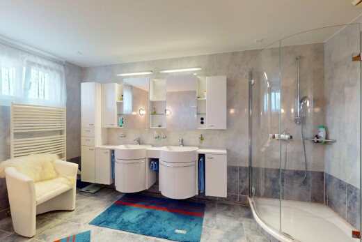 bad mit komplettes badezimmer, spiegel, dusche, kühler, und schminktisch