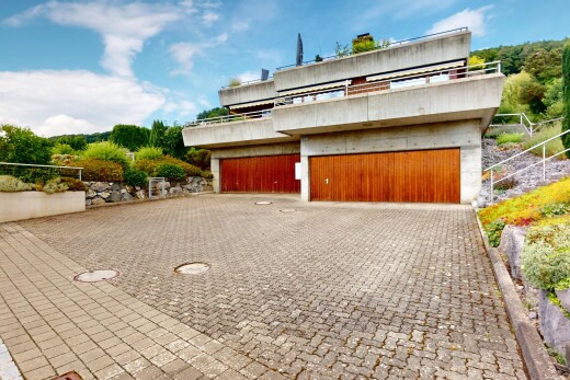 außenansicht mit day time, garage, auffahrt, und property visible