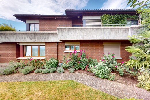 außenansicht mit ziegelverkleidung, day time, property visible, und rasen