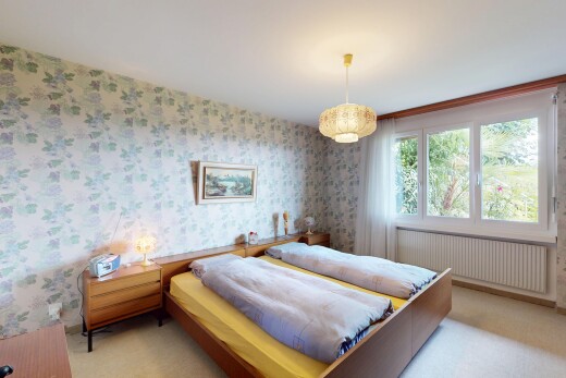 zimmer / schlafzimmer mit natürliches licht, natural light, kühler, teppich, und carpet