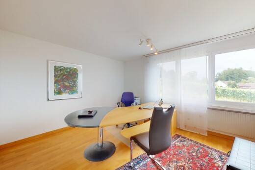 esszimmer mit bürobereich, wood finish floor, holzfußboden, inside property, und natural light