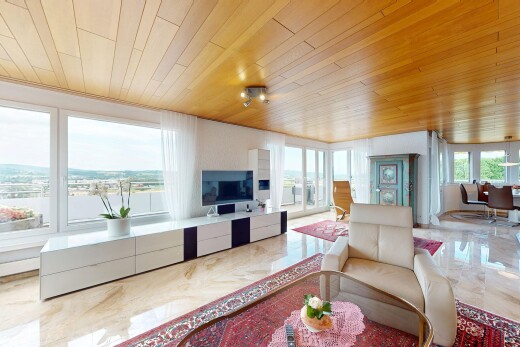 wohnzimmer mit inside property, fernseher, natural light, natürliches licht, und wood ceiling