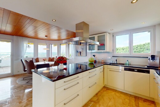 küche mit dunstabzugshaube, küchentheke, schränke mit glastüren, natural light, und natürliches licht