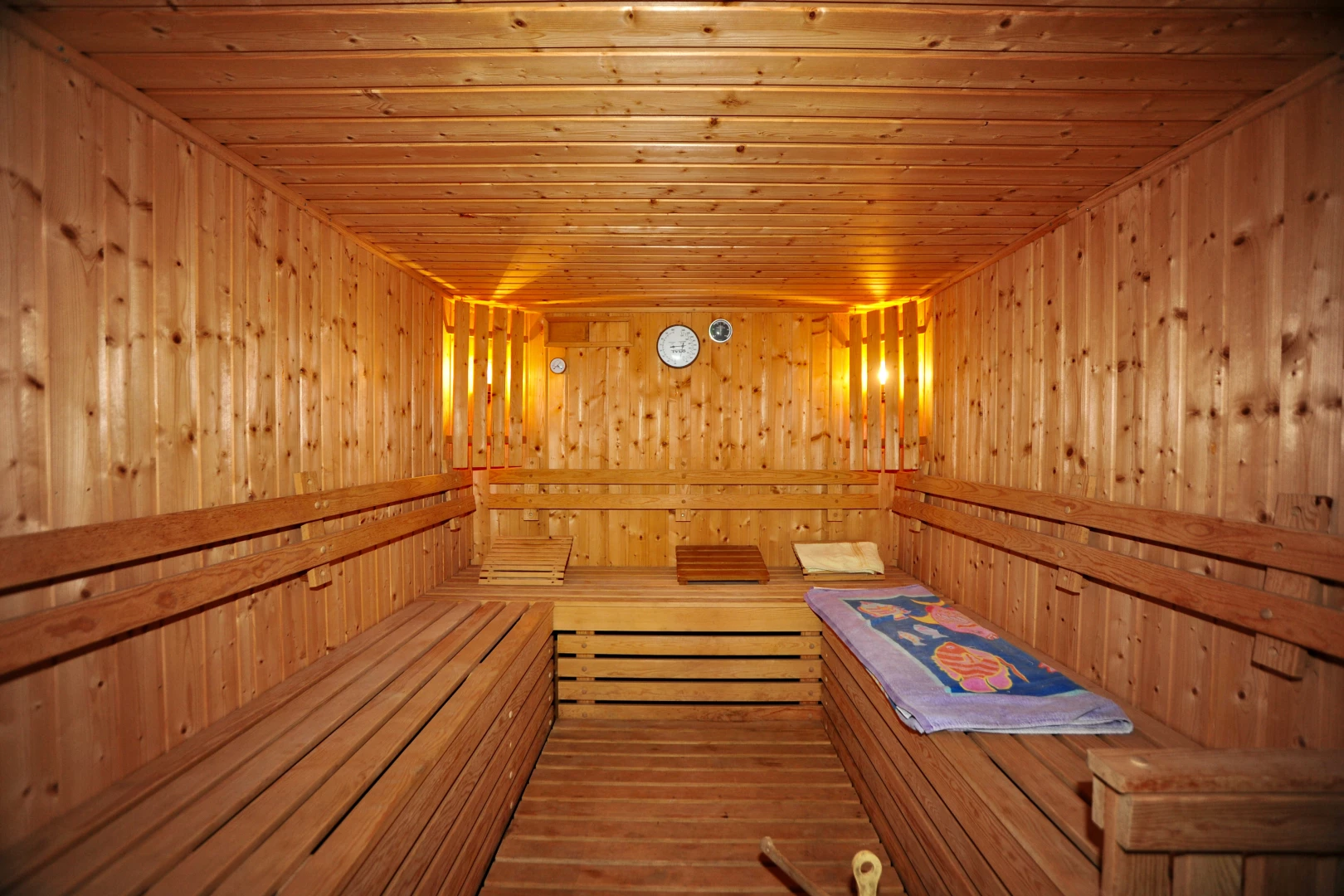 espace intérieur avec plafond de bois