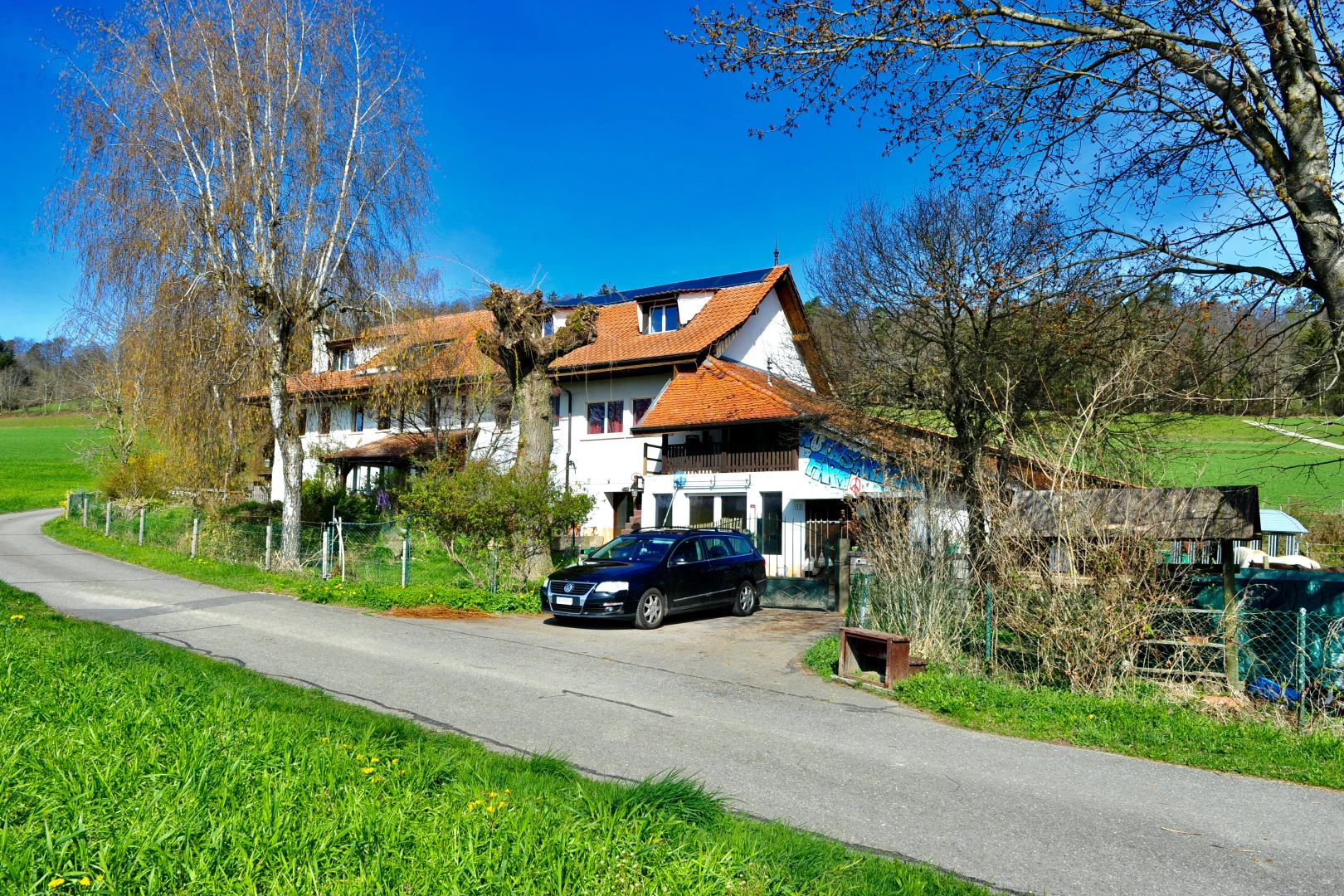 façade avec pelouse