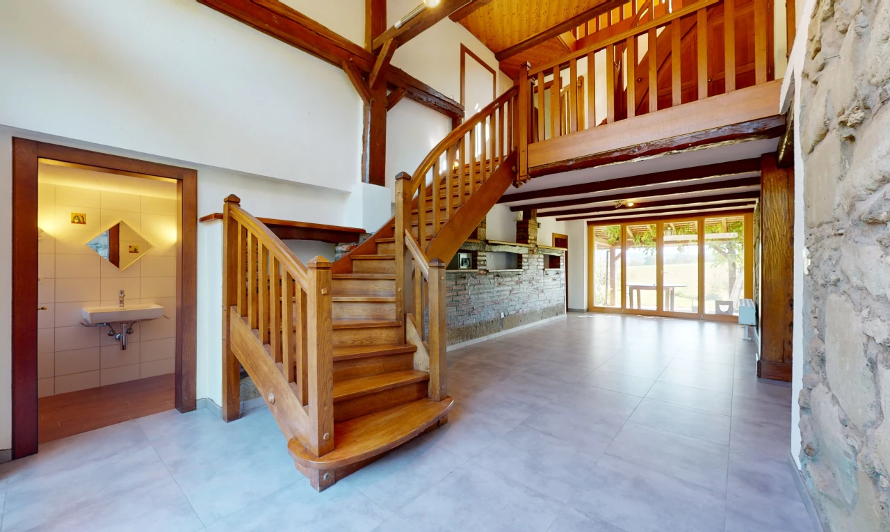 escaliers avec vasque, carrelage, haut plafond, lumière naturelle, et mur carrelé