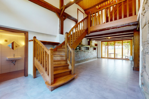 escaliers avec vasque, carrelage, haut plafond, lumière naturelle, et mur carrelé