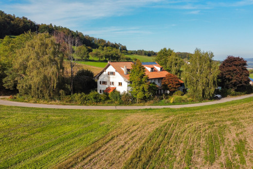 façade avec vue rurale, pelouse, et vue sur la forêt