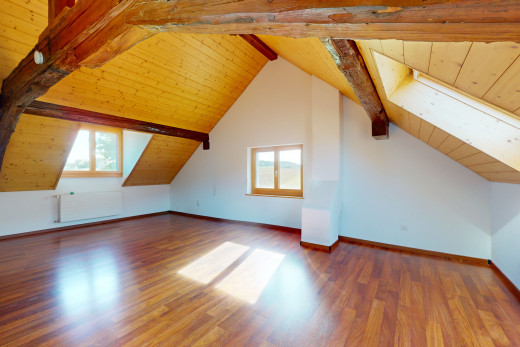 pièce vide avec plafond voûté, lumière naturelle, plafond de bois, et poutres apparentes