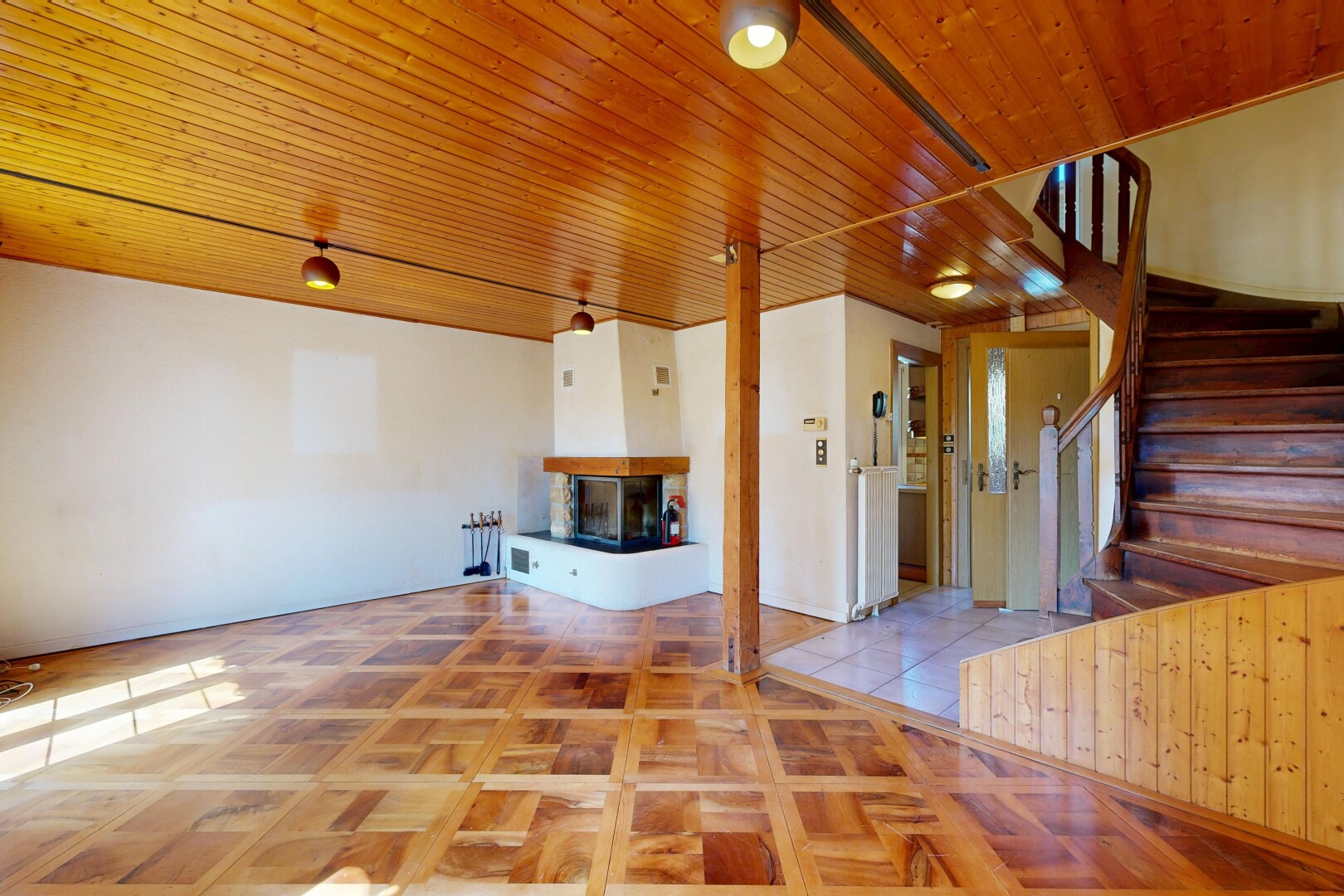 wohnzimmer mit treppen, inside property, drywall, gipskartonwand, und wood ceiling