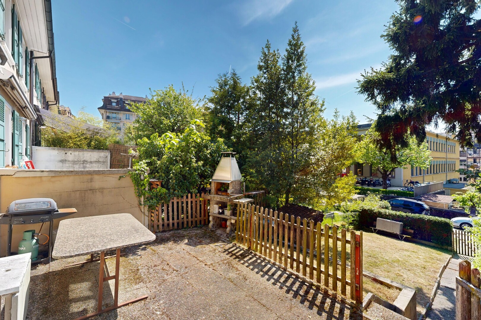 terrasse mit terrasse, day time, grill, zaun, und from property