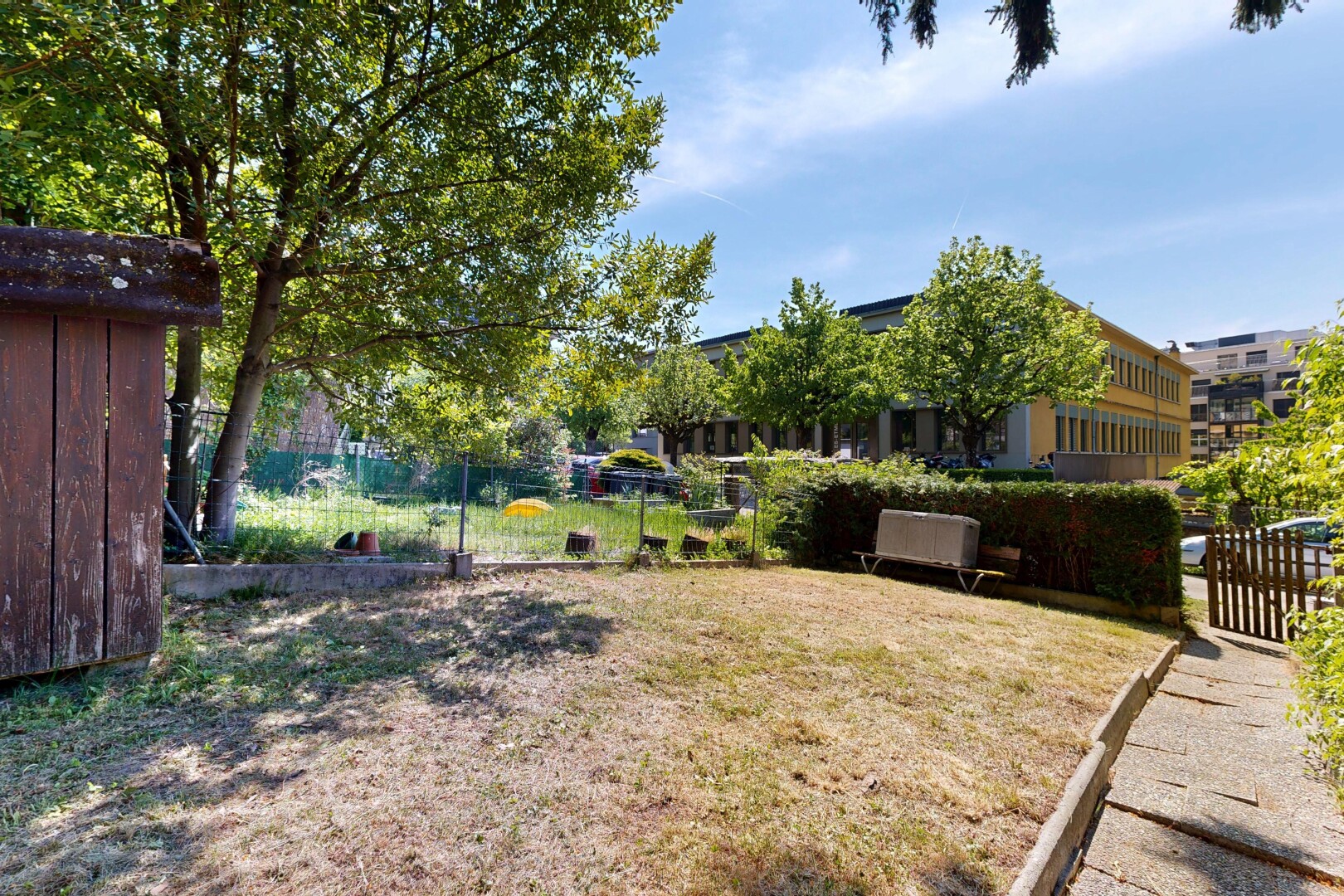 garten mit zaun, day time, und rasen